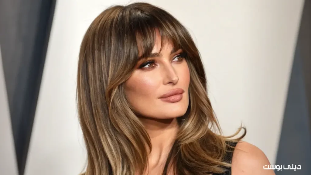 القصة المدرجة مع الغرة الستارية (Curtain Bangs Layered Cut)